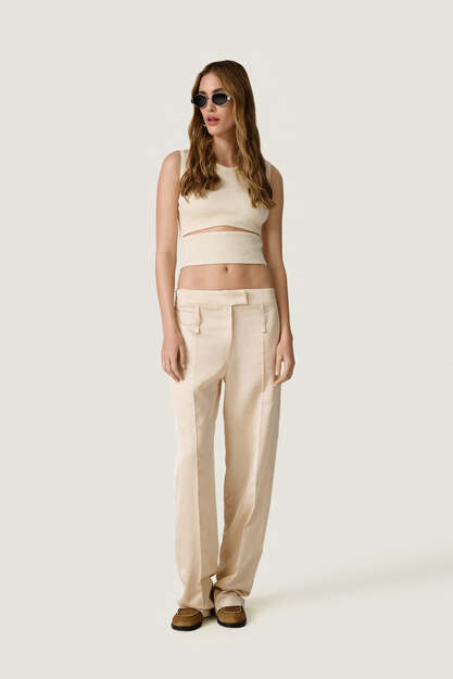 Beige top with a modern waist cut-out - SS26